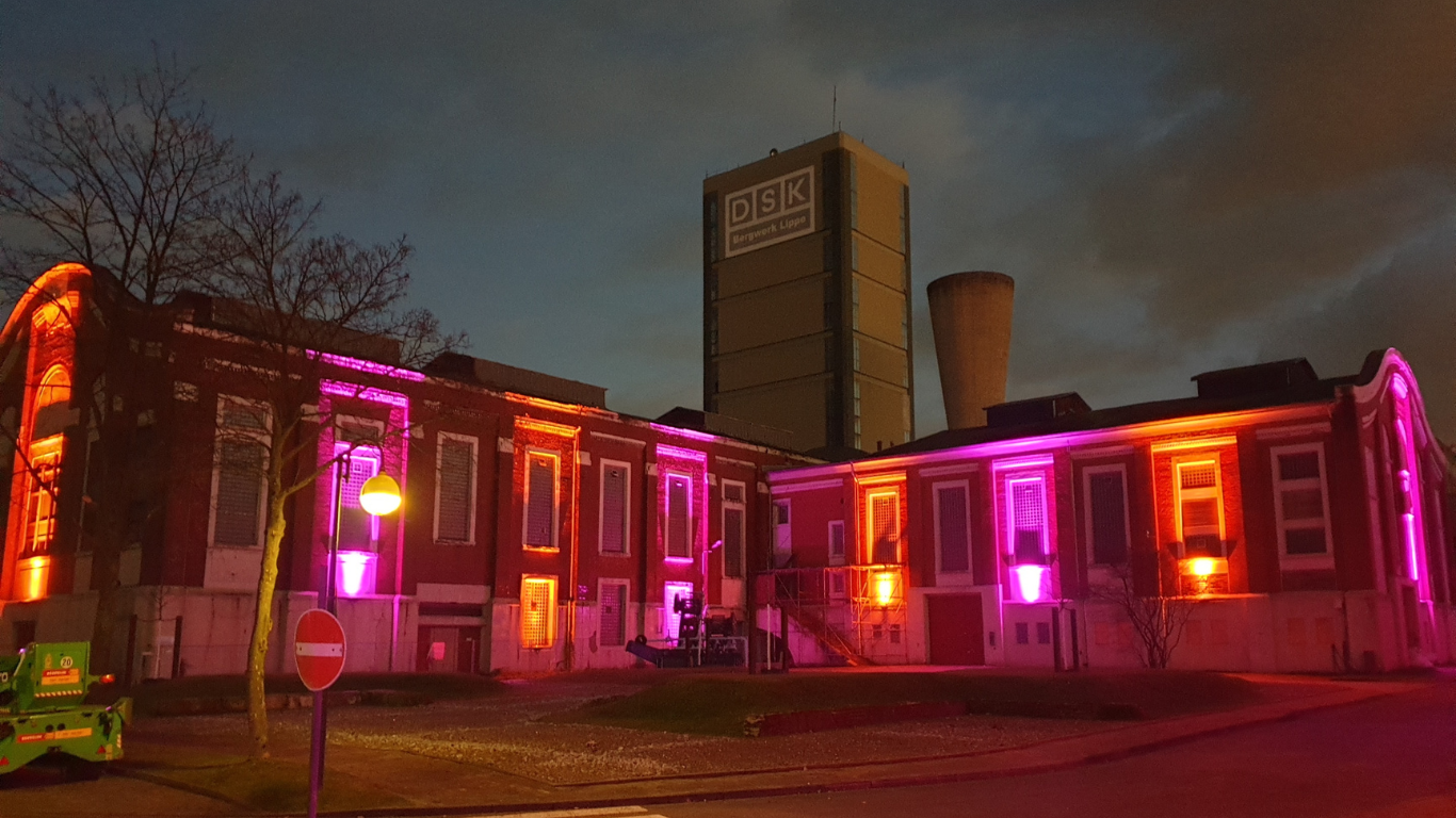Neue Zeche Westerholt beleuchtet bei Nacht