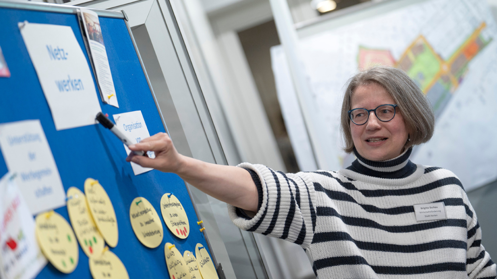 Brigitte Berkau von der Wirtschaftsförderung Herten beim Neujahrsempfang für Unternehmen in Stadtteilbüro Hassel.Westerholt.Bertlich an der Stellwand zum Thema Netzwerken