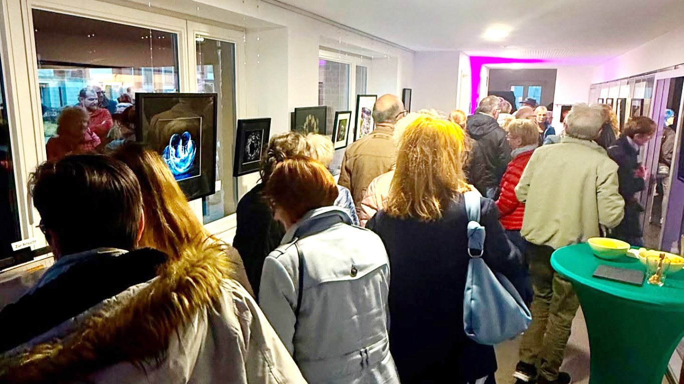 Über 200 Gäste besuchten das Stadtteilbüro am 22. März 2025, als die Ausstellung "LichtSpielend" eröffnet wurde.
