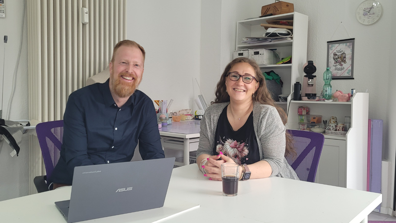 Digitaltag 2025: Coach Stephan Stratmann mit Inhaberin Lina Grebe von Schnittverhext in Westerholt