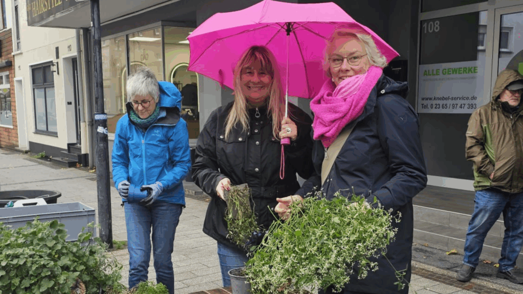 Heike Becker von der Seniorenbetreuung Heike Becker und Pamela Rodenberg vom Stadtteilbüro Hassel.Westerholt.Bertlich begleiteten den Abbau der Grünen Bänke in Westerholt