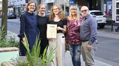 Gewinnerin des Sommerquiz an den Grünen Bänken in Westerholt mit Mitgliedern der Werbegemeinschaft Westerholt, Lea Wember vom Stadtentwicklungsamt und Birgit Mordhorst vom Stadtteilbüro Hassel.Westerholt.Bertlich