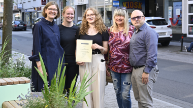 website hwb sommerquiz-gewinnerin Gewinnerin des Sommerquiz an den Grünen Bänken in Westerholt mit Mitgliedern der Werbegemeinschaft Westerholt, Lea Wember vom Stadtentwicklungsamt und Birgit Mordhorst vom Stadtteilbüro Hassel.Westerholt.Bertlich